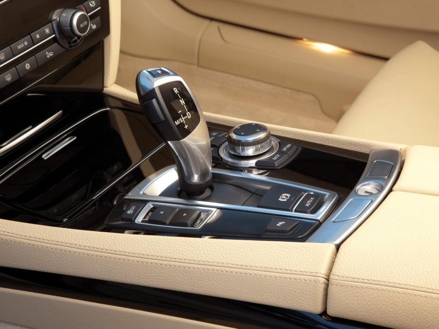 Детали интерьера Alpina B7 Bi-Turbo (F01) 2009 года  (WW) (фото 8 из 41)